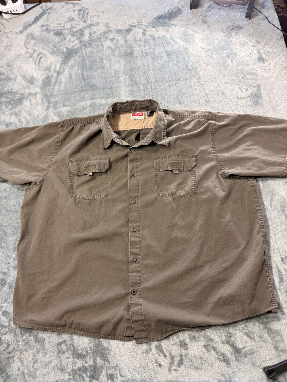 Wrangler Men's brown Green Button-Up Work Shirt with Velcro front pockets.